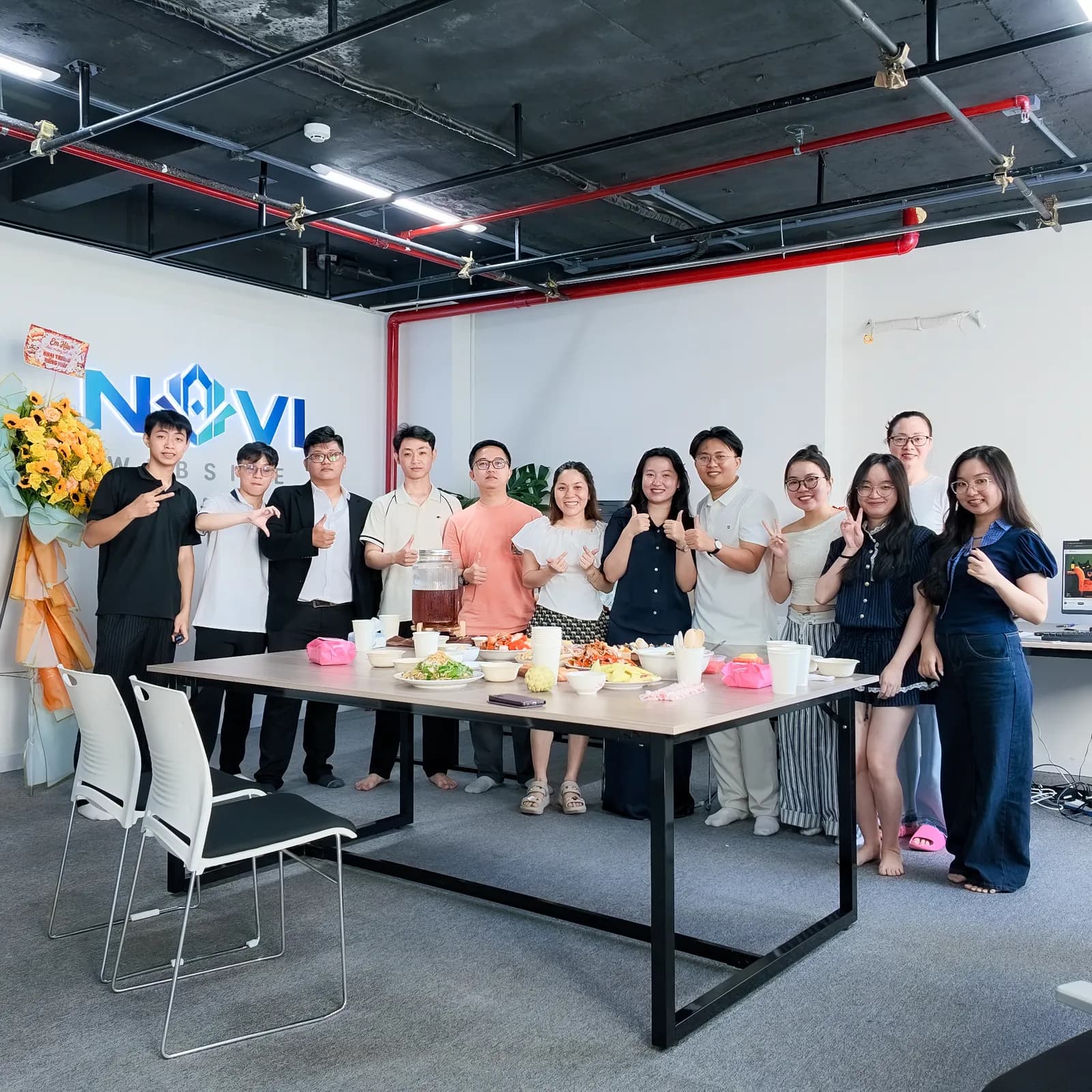 Đội ngũ NAVI Website và khách mời tại văn phòng mới