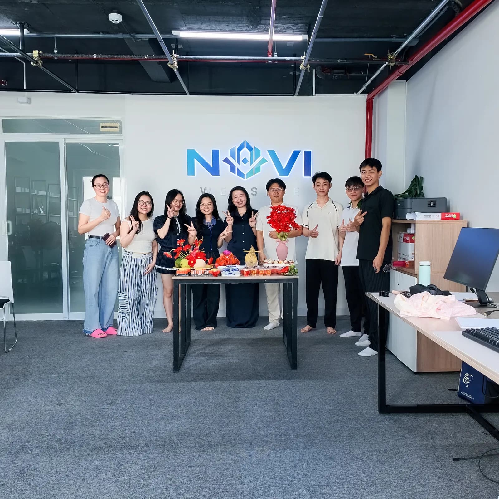 Đội ngũ NAVI Website chụp ảnh tại văn phòng mới