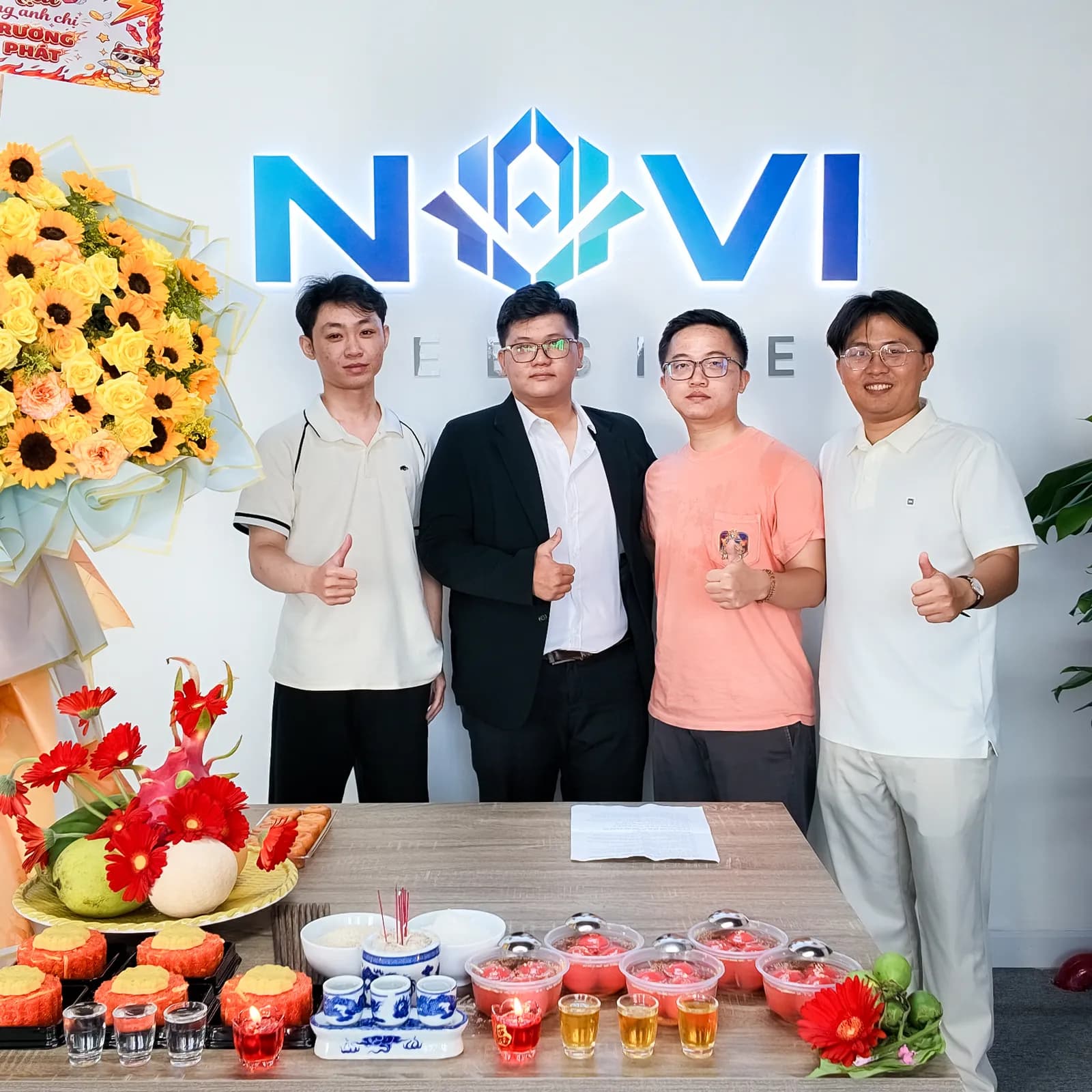 Khách mời chúc mừng NAVI Website khai trương văn phòng