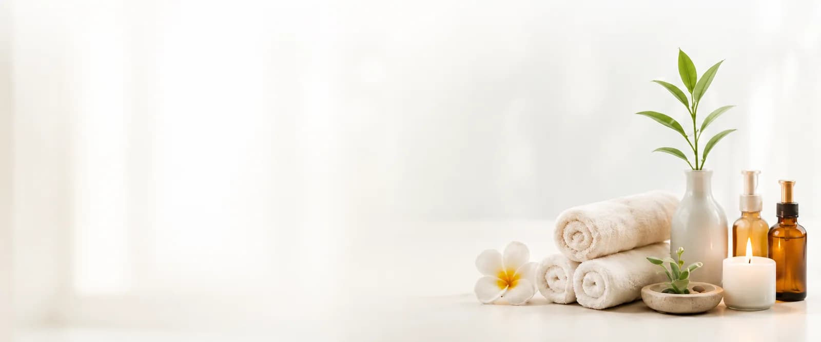 Khăn, nến thơm và tinh dầu spa