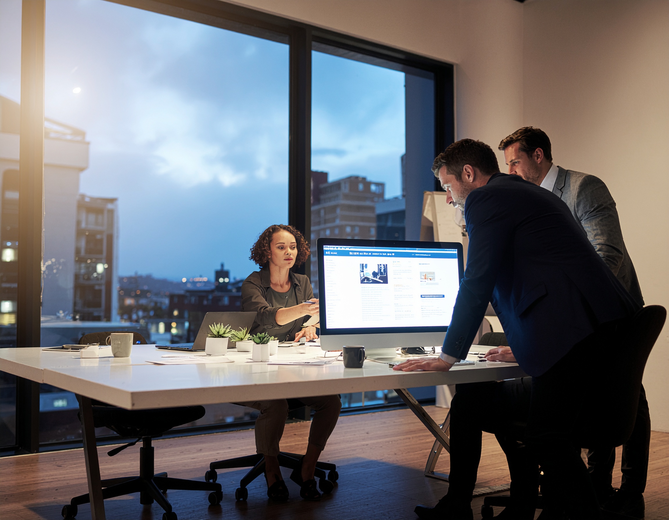 website-doanh-nghiep-can-co-nhung-gi-de-tao-lead-hieu-qua-firefly-marketing-team-reviewing-high-converting-corporate-w-1773476065100