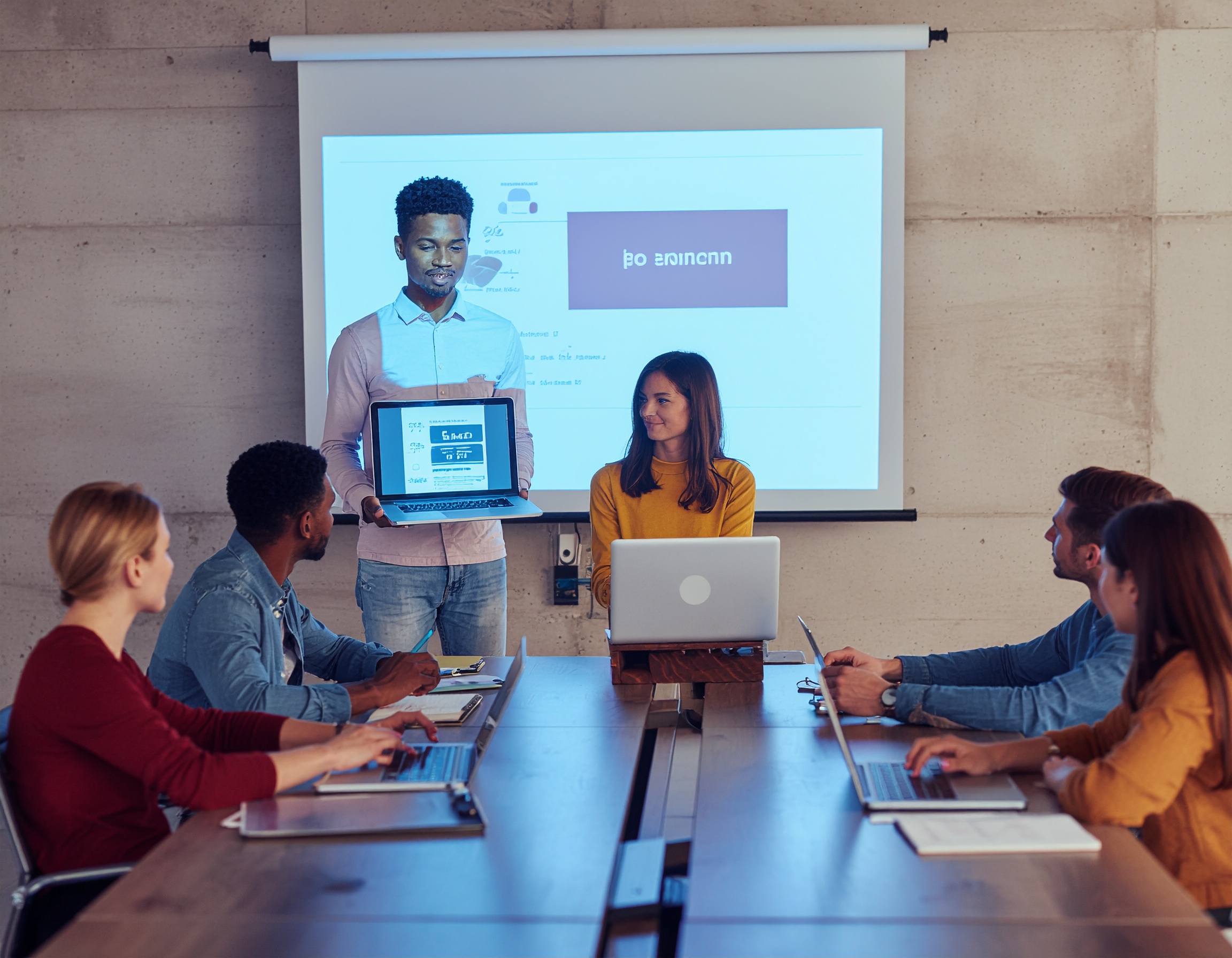 vi-sao-startup-nen-lam-mvp-thay-vi-xay-san-pham-qua-lon-ngay-firefly-product-manager-presenting-mvp-screens-on-laptop-to--1773474094615
