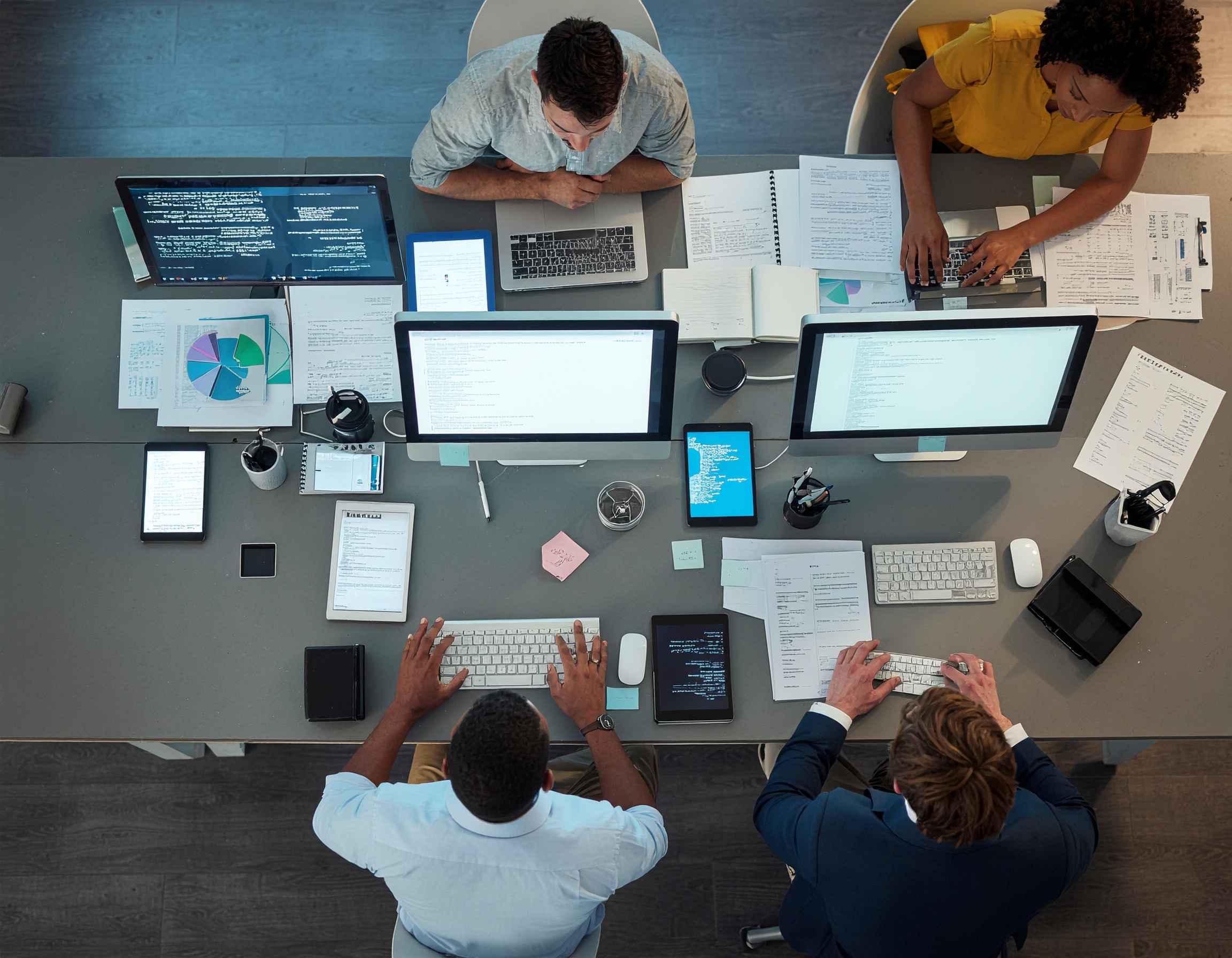 5-dau-hieu-doanh-nghiep-cua-ban-dang-van-hanh-qua-thu-cong-firefly-startup-office-showing-inefficient-manual-workflow-repeated-tasks-on-screens-data-s-468455-hwhz22